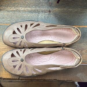 JBU Women's Tan Flats with Cutout Design